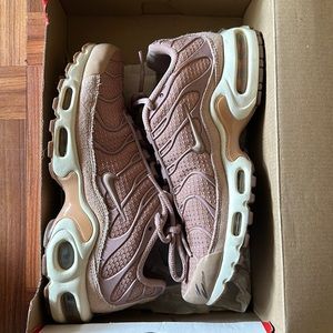 Nike Air Max Size 8 Pink Particle